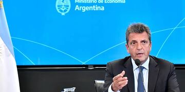 El ministro de Economía se reunió este sábado con miembros del Banco Central. Las medidas se oficializarán este lunes.