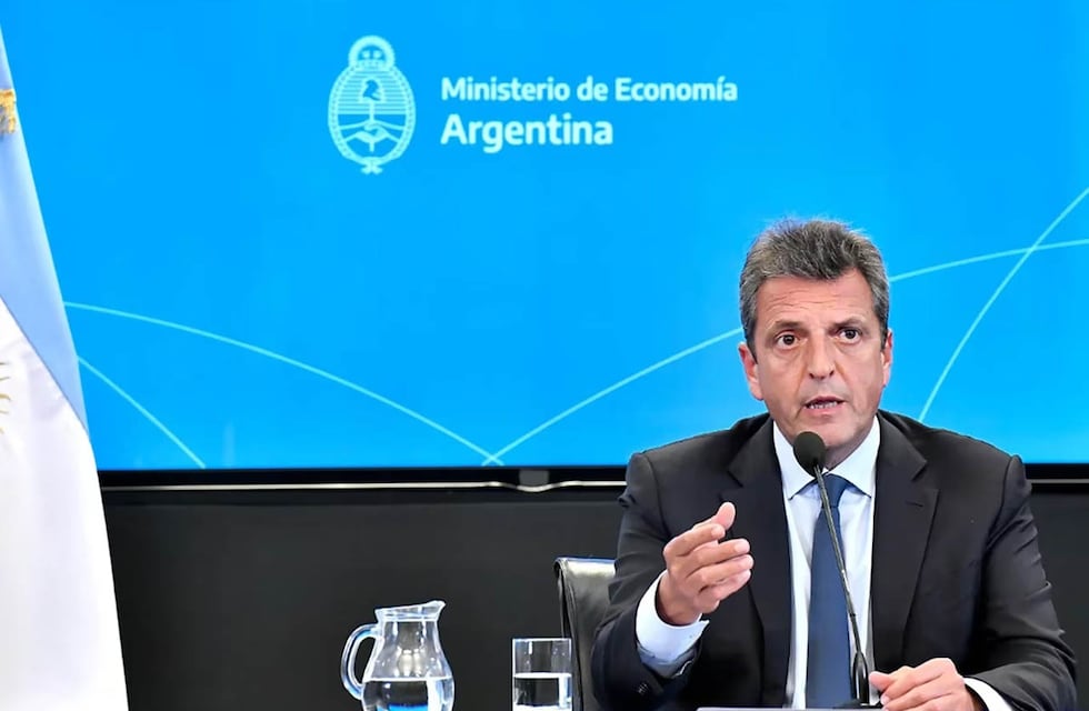 Con una inflación del 8,4%, Massa sube tasas de los plazos fijos y profundiza controles cambiarios