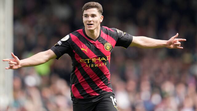 Álvarez y otro golazo con la remera del City (Foto: AP).