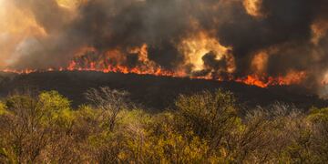 Incendios en Córdoba. Las llamas, en Capilla del Monte, Valle de Punilla. (La Voz)