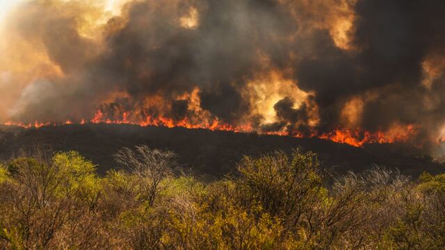 Incendios en Córdoba. Las llamas, en Capilla del Monte, Valle de Punilla. (La Voz)