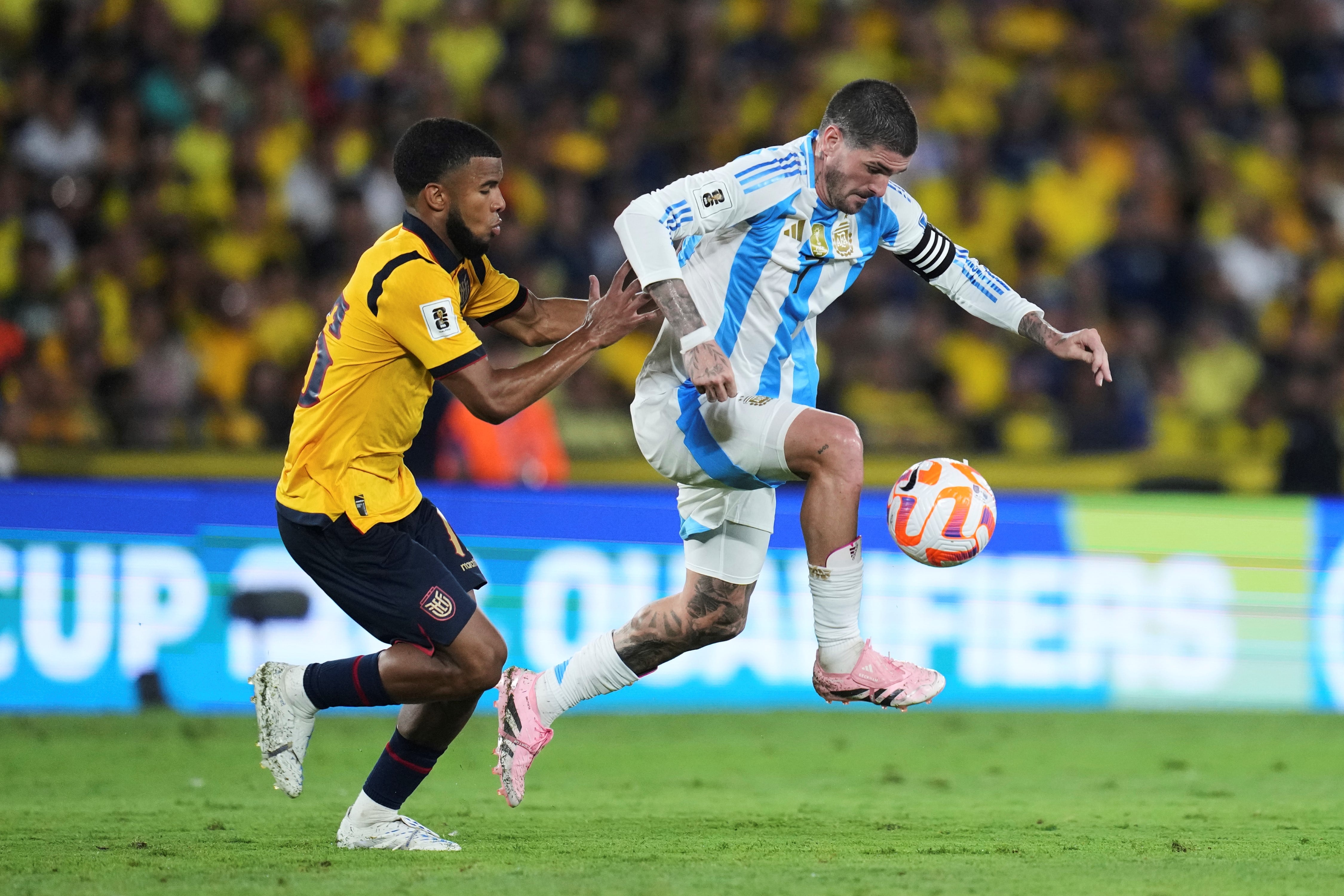 Rodrigo de Paul terminó como capitán del seleccionado argentino en la derrota ante Ecuador. (AP)