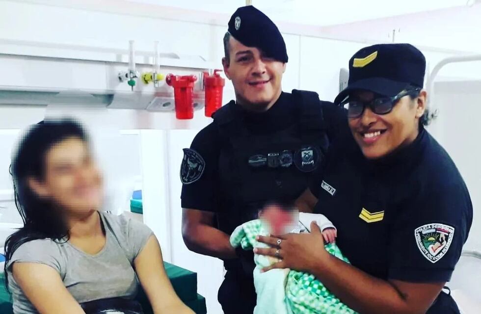 Policías parteros de Oberá asistieron a una mujer que dio a luz en el patrullero