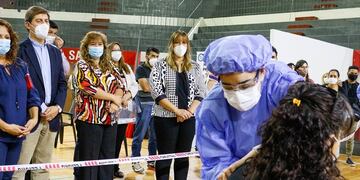 El Ministerio de Educación entregó al Ministerio de Salud el informe del personal a vacunar por nivel y modalidad educativa.