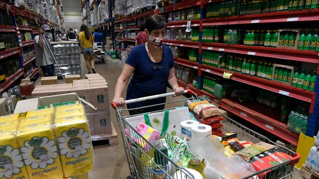 23 Marzo Mendoza Economía
Inflación aumentos en los precios de los productos de la Canasta Básica 
El Poder Ejecutivo publicó en el Boletín Oficial la reglamentación de la Ley 27.642 de Promoción de la Alimentación Saludable, conocida como ley de etiquetado frontal,  objetivo advertir a los consumidores sobre los excesos de grasas, sodio y azúcares en los productos, con el fin de ayudar a combatir la obesidad, la hipertensión y los riesgos cardíacos.
 Foto: Orlando Pelichotti / Los Andes