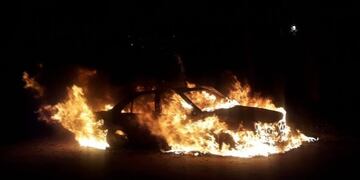 Incendiaron un auto en Bahía durante la madrugada