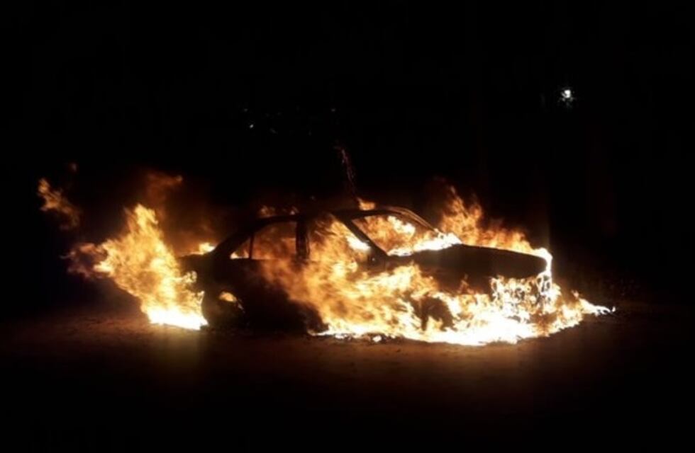 Incendio de auto durante la madrugada, sospechan que fue intencional