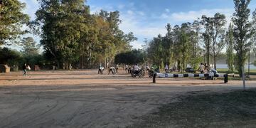 Destacable: jóvenes luego de compartir la noche en la Costanera de Arroyito limpiaron el lugar