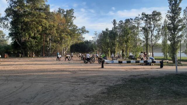 Destacable: jóvenes luego de compartir la noche en la Costanera de Arroyito limpiaron el lugar