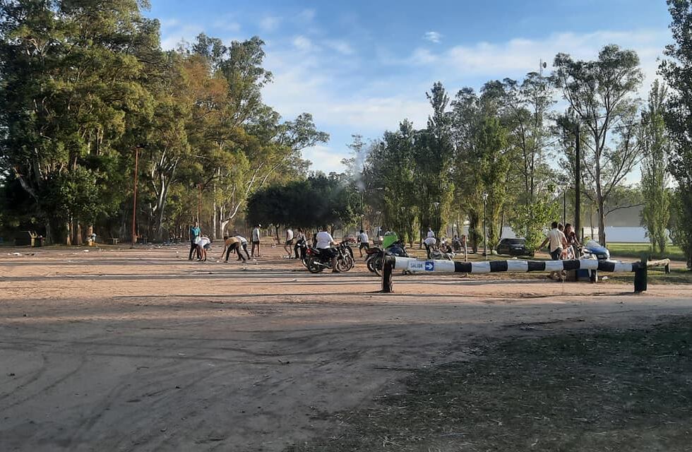 Destacable: jóvenes luego de compartir la noche en la Costanera de Arroyito limpiaron el lugar