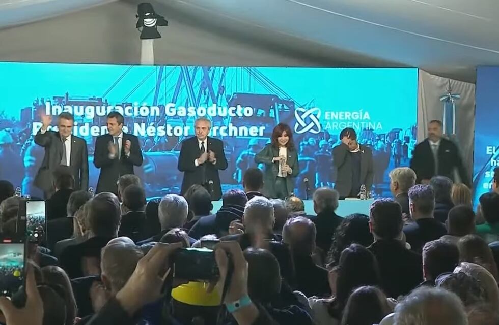 Con foto de unidad, el Gobierno inauguró el gasoducto: ”El FMI pedía que lo frenaramos”