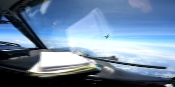 La imagen del caza chino desde el avión estadounidense.