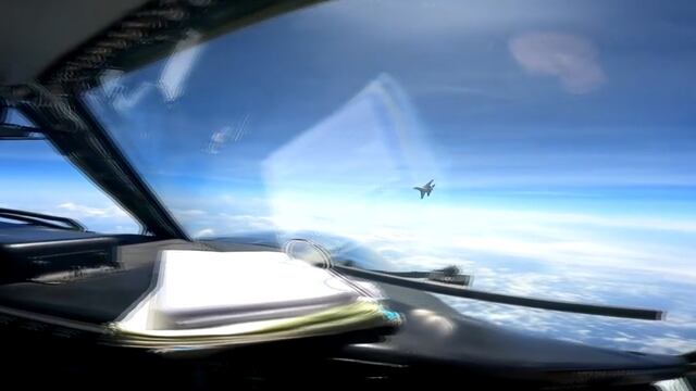 La imagen del caza chino desde el avión estadounidense.