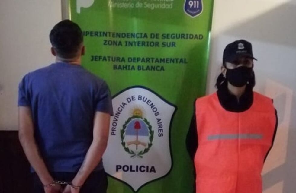 Le tiró de los pelos a su pareja y la golpeó