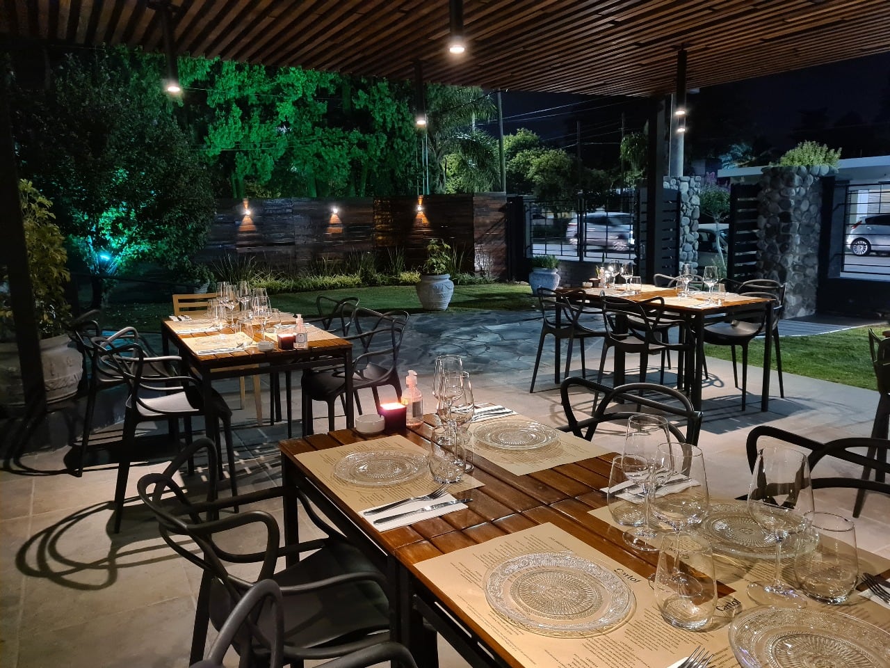 El restaurante invita a una propuesta de cocina estilo fusión.