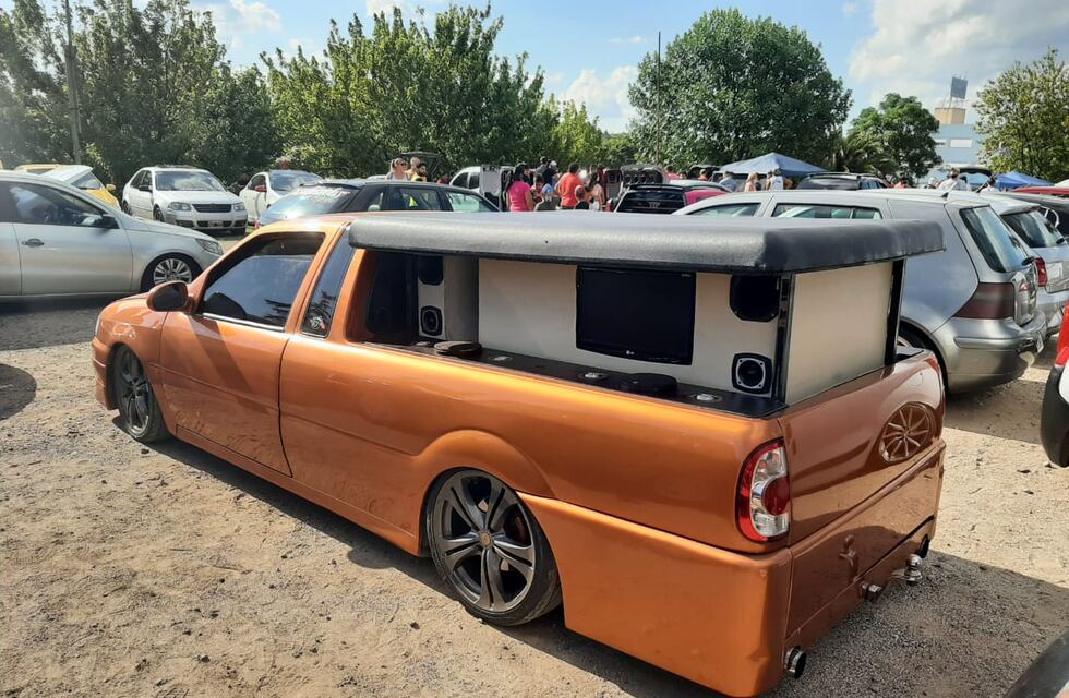 “Custom Day” en La Falda con más de 200 vehículos en exposición y a beneficio de merenderos