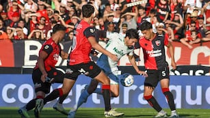 Nicolás Gaitán sufrió el asedio de los volantes rojinegros en el Coloso.