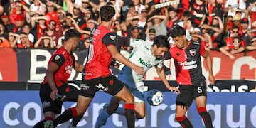 Nicolás Gaitán sufrió el asedio de los volantes rojinegros en el Coloso.