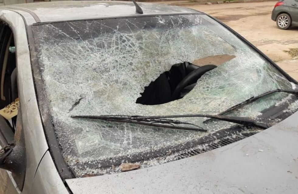 Terminó herido y con el auto destrozado al pasar por una fiesta clandestina