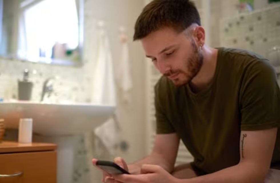 Por qué muchos hombres pasan horas en el baño: el estudio británico que sorprendió