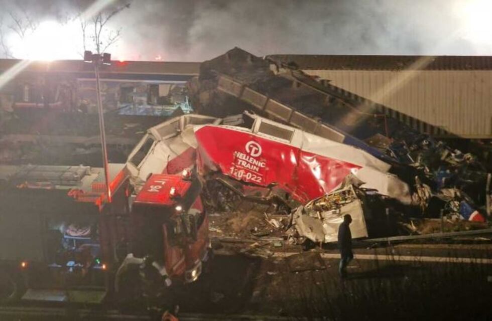 Choque de trenes en Grecia: mientras continúan las tareas de rescate, se confirmó que hay al menos 57 muertos