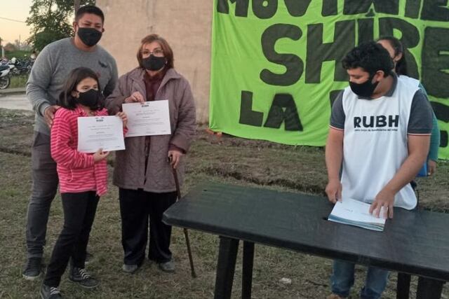 Se entregaron 143 certificados en los barrios Shiré, Carolina Romero (ambos de la Chacra 137) y otros 101 en el barrio La Ilusión (Chacra 216).