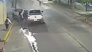 El conductor chocó dos veces un auto aunque le advertían que adentro había un bebé en Córdoba. (Captura de video)