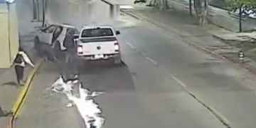 El conductor chocó dos veces un auto aunque le advertían que adentro había un bebé en Córdoba. (Captura de video)
