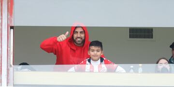 Ramón Wanchope Ábila junto a su hijo en el palco. Y con Mauro Formica...