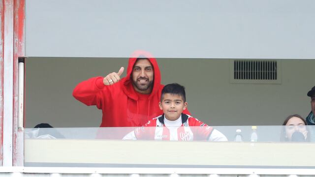 Ramón Wanchope Ábila junto a su hijo en el palco. Y con Mauro Formica...