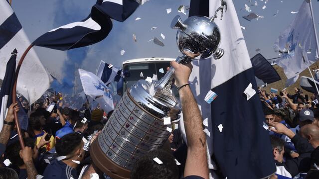 Despedida de Talleres en el aeropuerto Taravella, en Córdoba. (Ramiro Pereyra / La Voz)