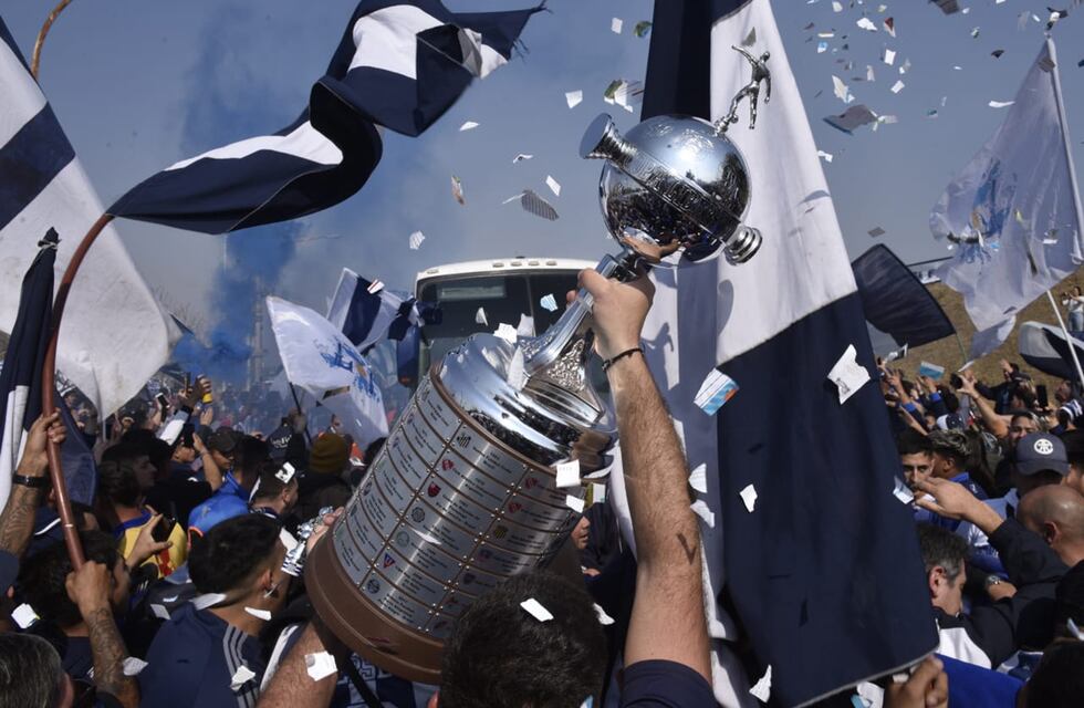 En fotos y videos: la hinchada de Talleres despidió al plantel que viaja a enfrentarse con Vélez