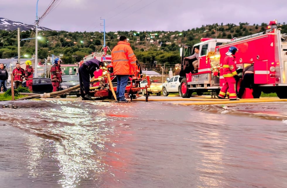 La Municipalidad realizó un Operativo coordinado con organismos provinciales para la desobstrucción del conducto pluvial de la calle Yaganes