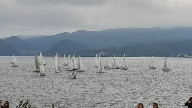 La edición 2024 de la regata del Día de la Mujer pobló el lago San Roque de veleros.