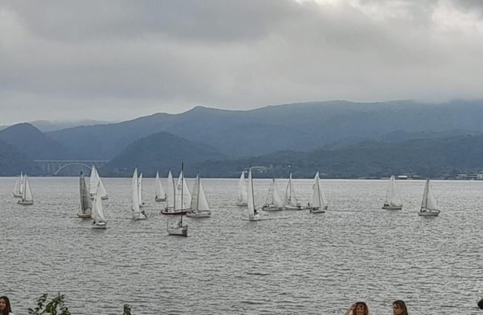 Tormenta en el Lago San Roque: rescatan a tres tripulantes de un velero varado