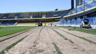 Los trabajadores sacaron el césped el día después del partido con River Plate.