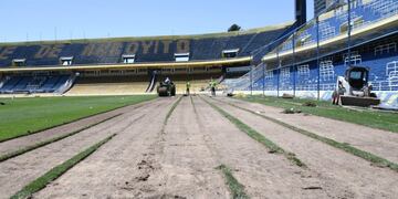 Los trabajadores sacaron el césped el día después del partido con River Plate.