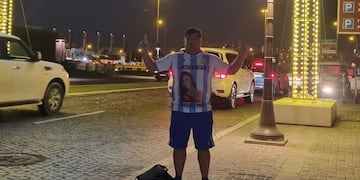 El neuquino Jany Vergara en Qatar con la camiseta de Argentina que tiene el rostro de la estudiante de Medicina.