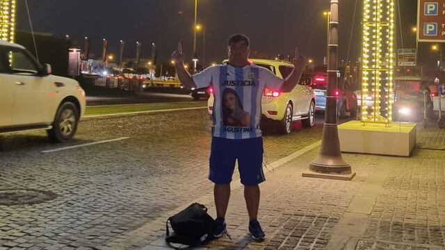 El neuquino Jany Vergara en Qatar con la camiseta de Argentina que tiene el rostro de la estudiante de Medicina.
