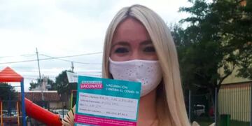 Stefanía Purita Díaz posando con la libreta de vacunación. (Foto: Twitter)