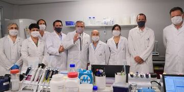 Alberto Fernández en Inmunova donde se desarrolla el suero hiperinmune anti-Covid-19