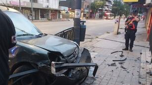 El rodado sufrió graves daños tras el choque contra la iglesia en Córdoba.