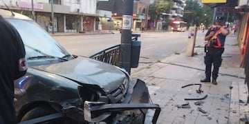El rodado sufrió graves daños tras el choque contra la iglesia en Córdoba.