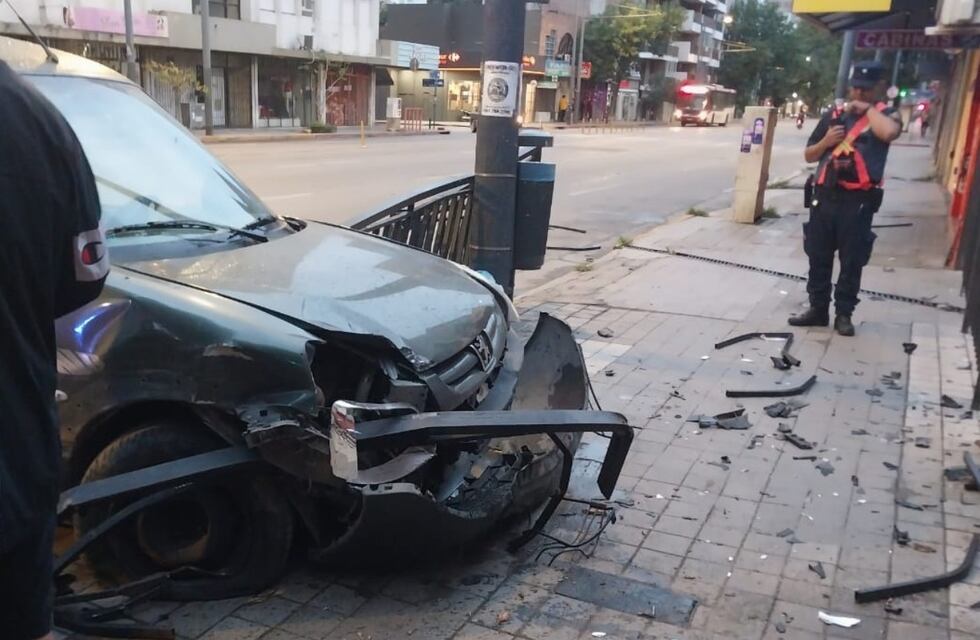 Fuertes imágenes: un conductor chocó contra una reconocida iglesia de Córdoba