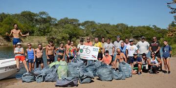Los Ciclomateros junto a la basura recolectada