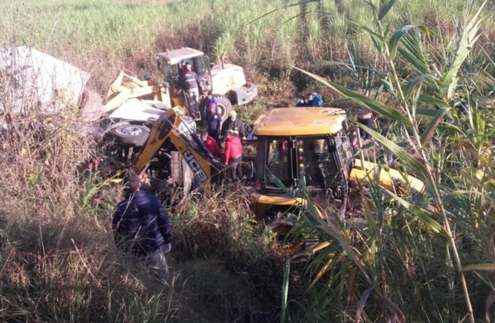 Rescataron a un camionero que quedó atrapado luego de volcar el rodado