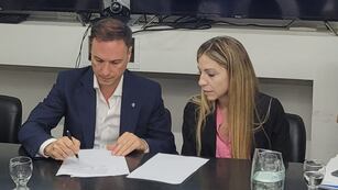 El secretario de Infraestructura, Servicios y Ambiente del Gobierno Municipal, Nicolás Asensio y la nueva presidenta de ASSA, Anahí Rodríguez.
