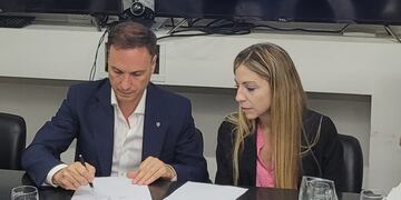 El secretario de Infraestructura, Servicios y Ambiente del Gobierno Municipal, Nicolás Asensio y la nueva presidenta de ASSA, Anahí Rodríguez.