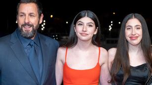 Adam Sandler y sus hijas.