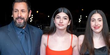 Adam Sandler y sus hijas.